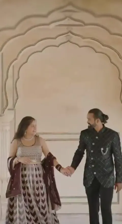 Golden hour couple portrait in Jaipur